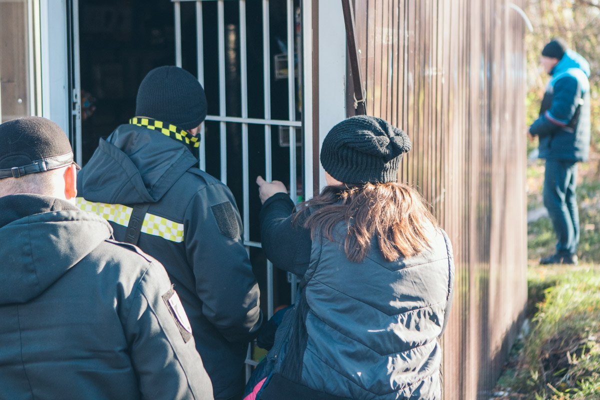 Коммунальщики вынесли женщине личные вещи и сами закрыли киоск 