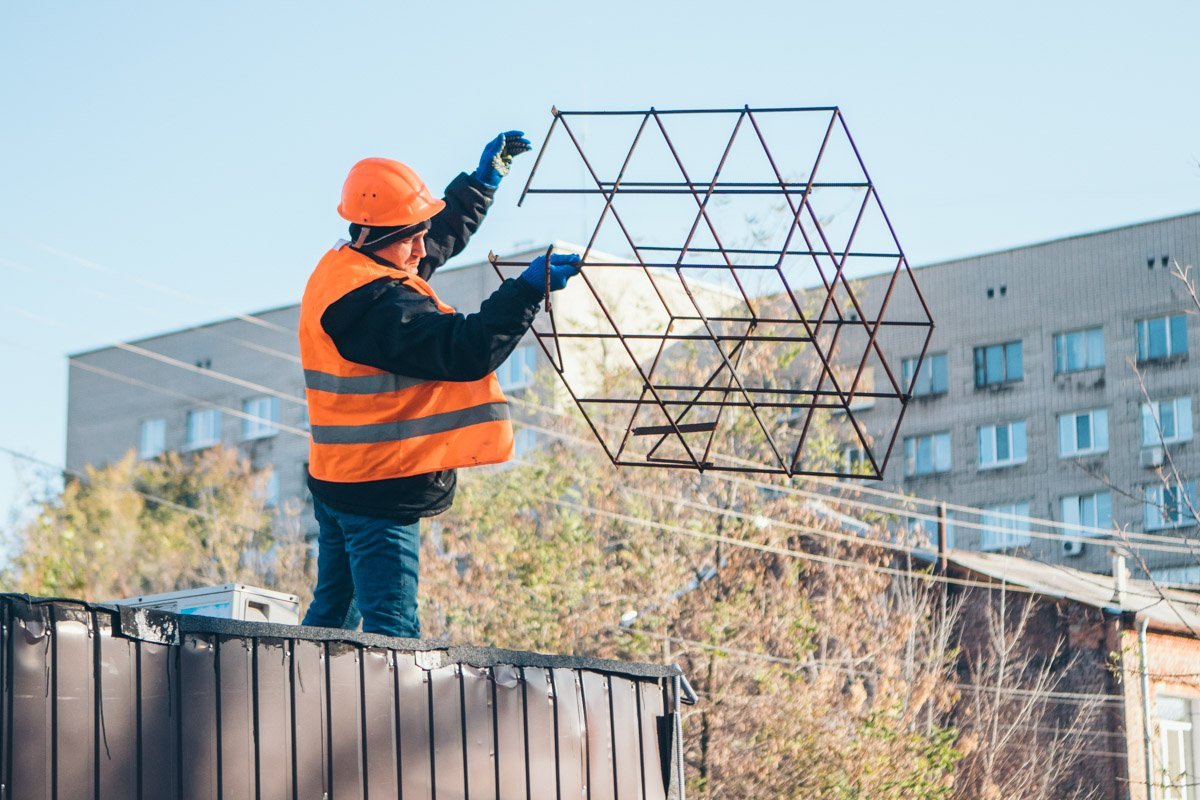 МАФ отключили от электросети, закрепили тросом и погрузили на прицеп