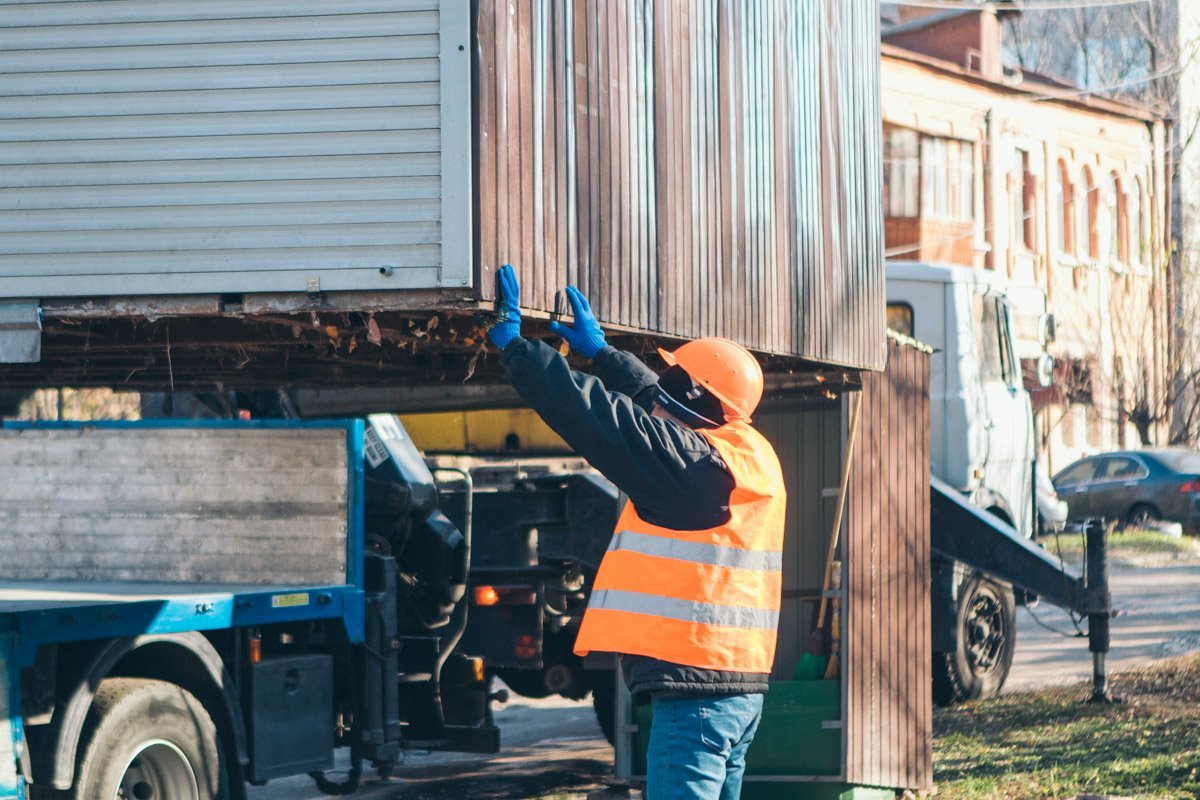 Загадочный господин Звонарев, видимо, не помог хозяевам решить вопрос