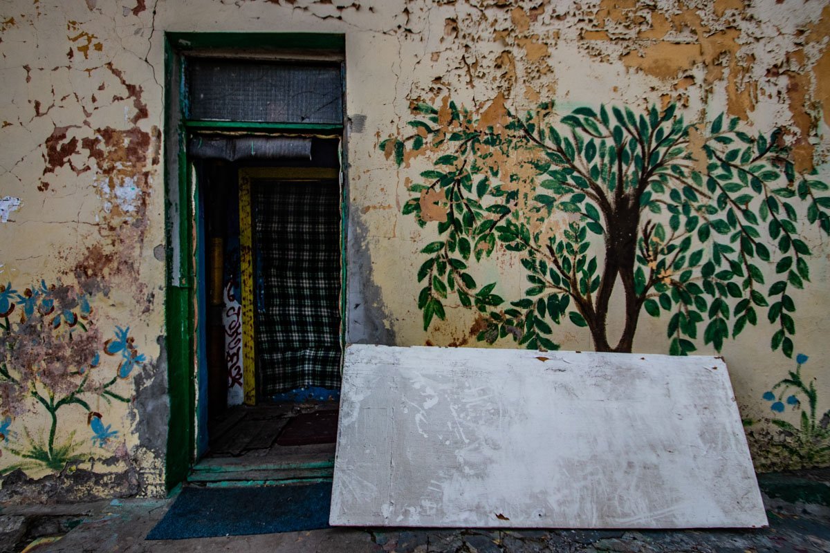 К сожалению, краской старину не скрыть