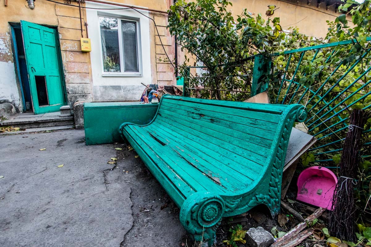 Главный слушатель местных сплетен