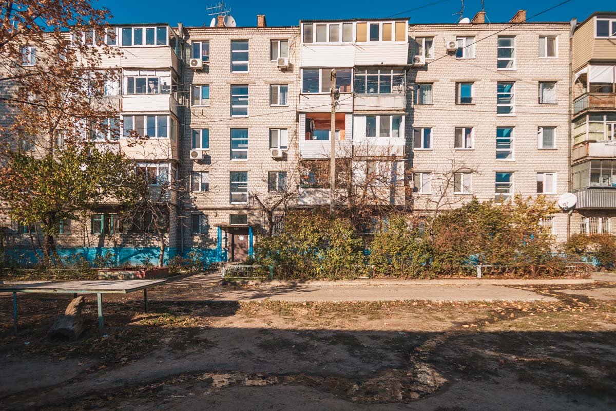 Со двора канализационная вода уверенно... Со двора канализационная вода уверенно...