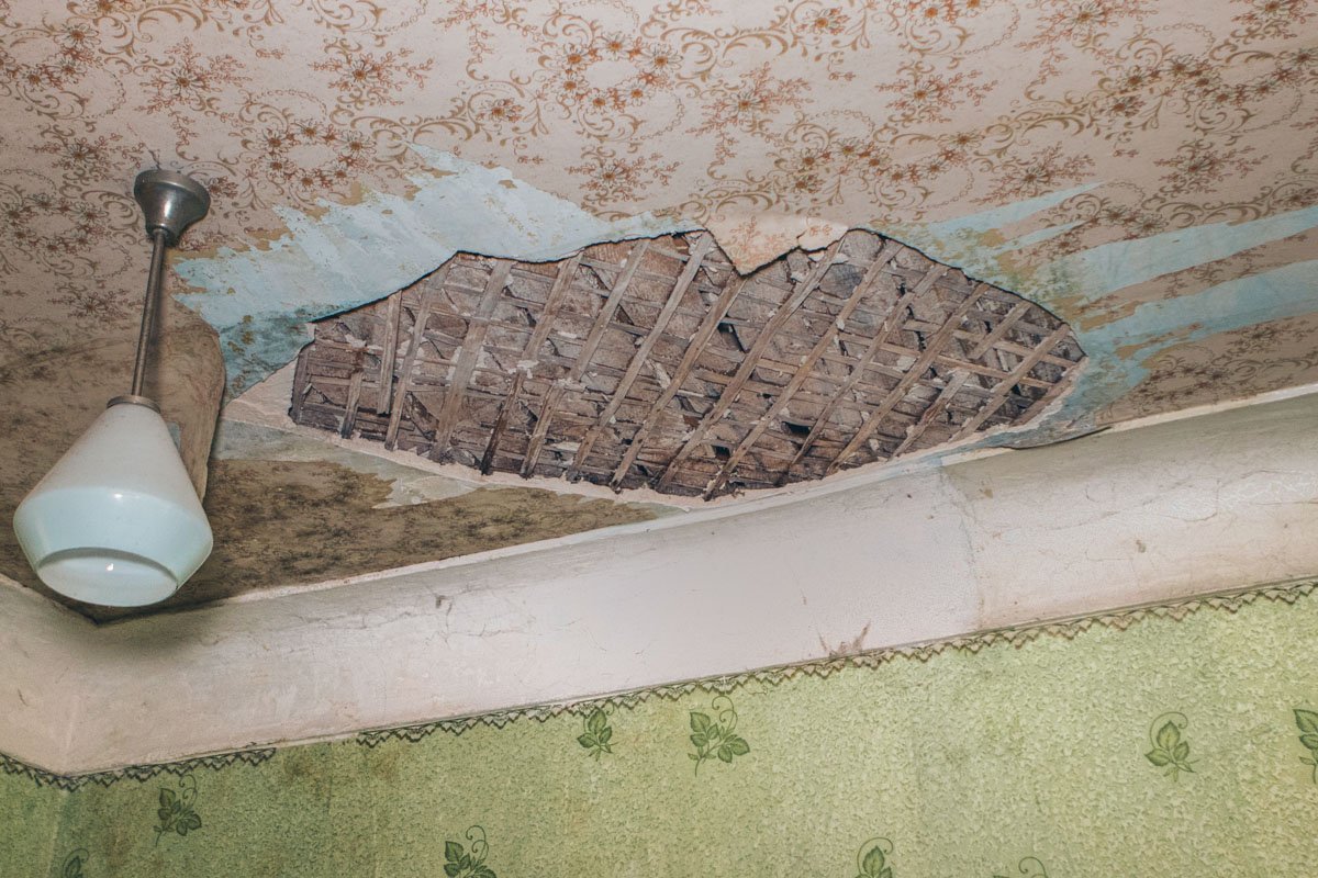 На потолке одной из комнат обвалилась штукатурка