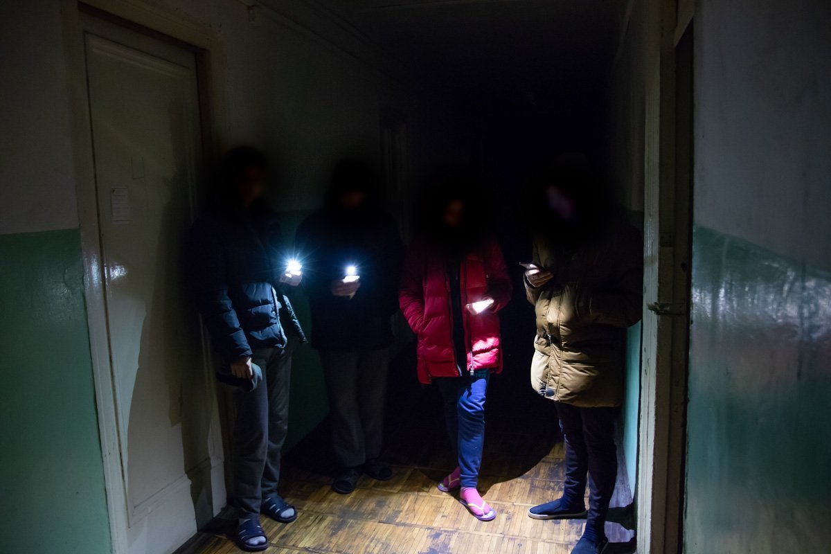 Пока телефоны заряжены, ребята радуются свету Пока телефоны заряжены, ребята радуются свету