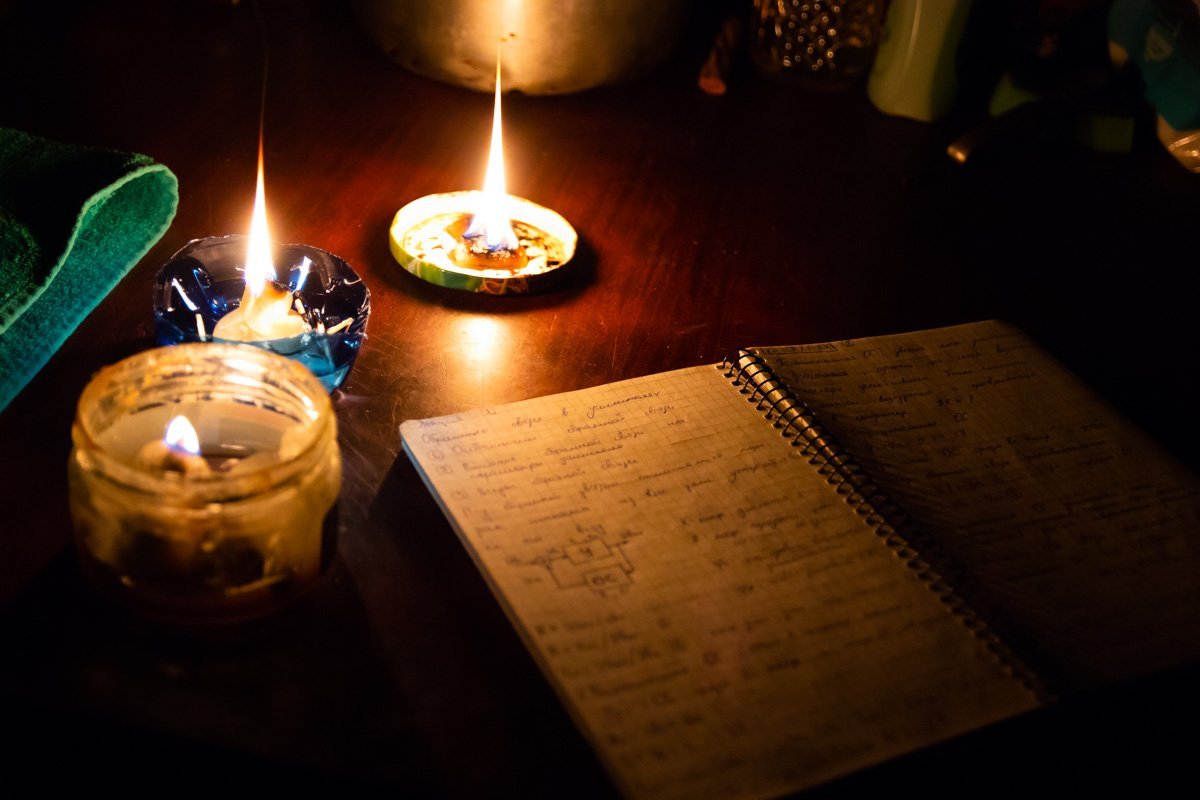 Студенты, у которых не было свечей, сделали их самостоятельно Студенты, у которых не было свечей, сделали их самостоятельно