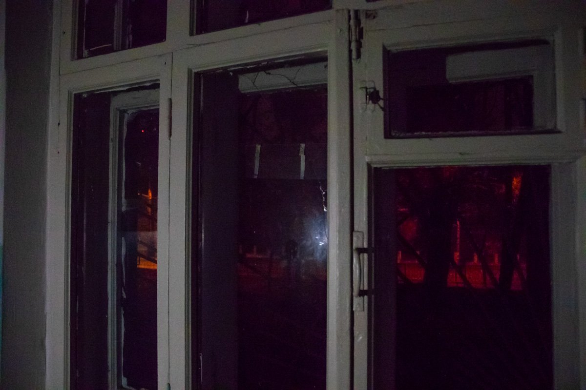 Скела на некоторых окнах общежития заклеены скотчем Скела на некоторых окнах общежития заклеены скотчем