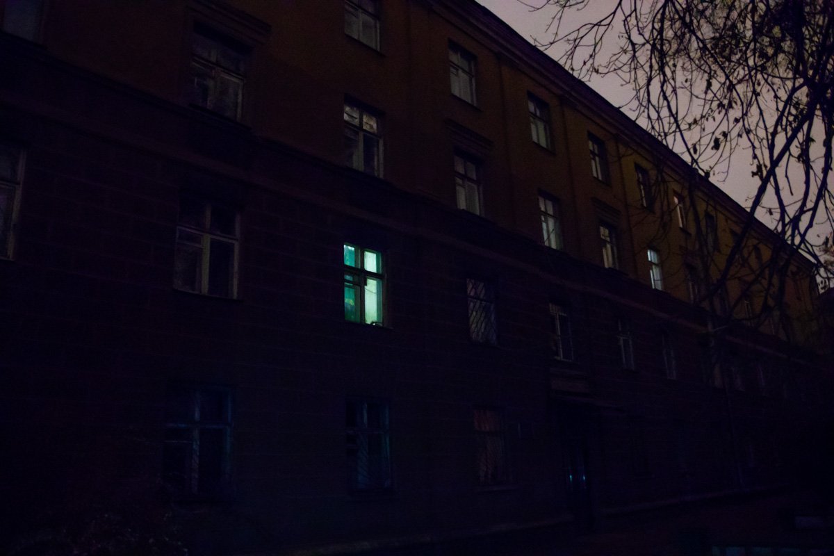 Чтобы подготовится к занятиям, студенты освещали комнаты фонариками смартфонов Чтобы подготовится к занятиям, студенты освещали комнаты фонариками смартфонов