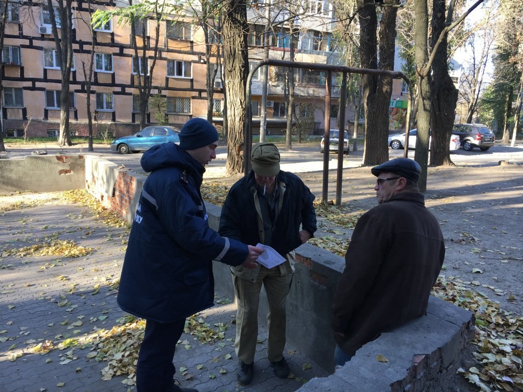Спасатели 1 пожарно-спасательной части инструктируют жителей Днепра