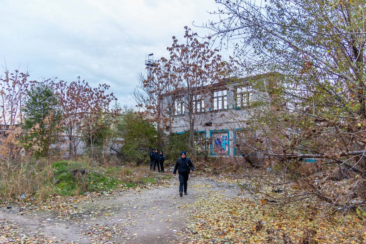 На место немедленно прибыли несколько экипажей патрульной полиции, а также сотрудники уголовного розыска На место немедленно прибыли несколько экипажей патрульной полиции, а также сотрудники уголовного розыска