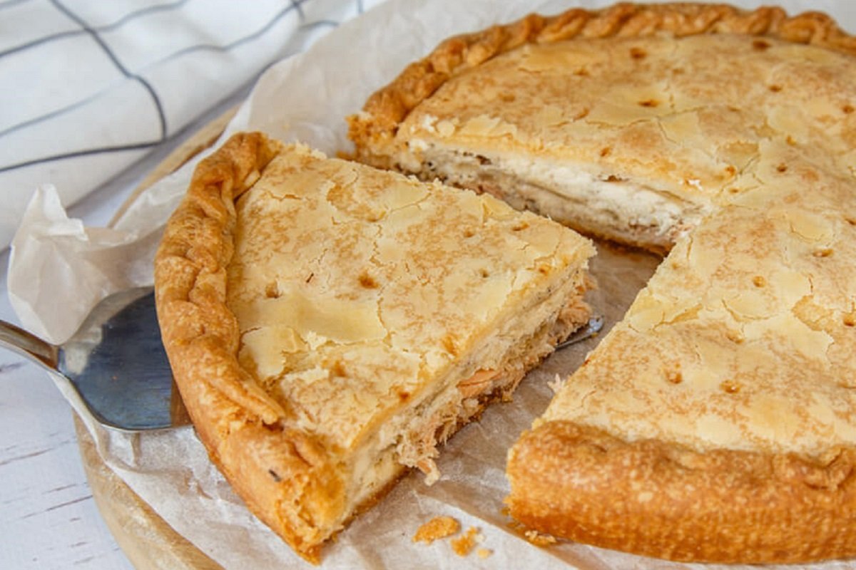 Пирог с лососем и сыром 