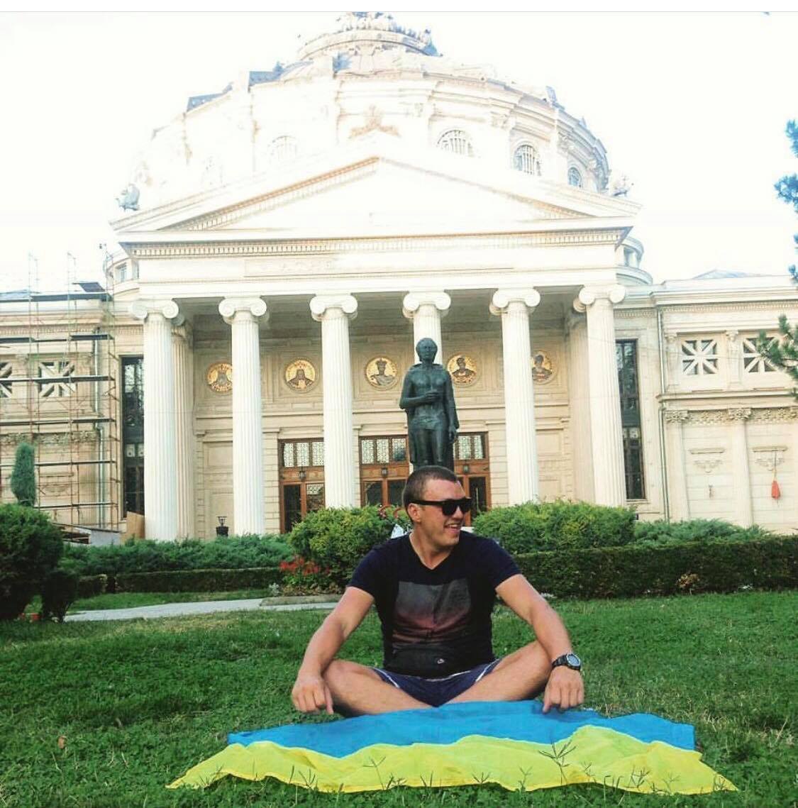 Также Сеня прокатил с собой украинский флаг Также Сеня прокатил с собой украинский флаг