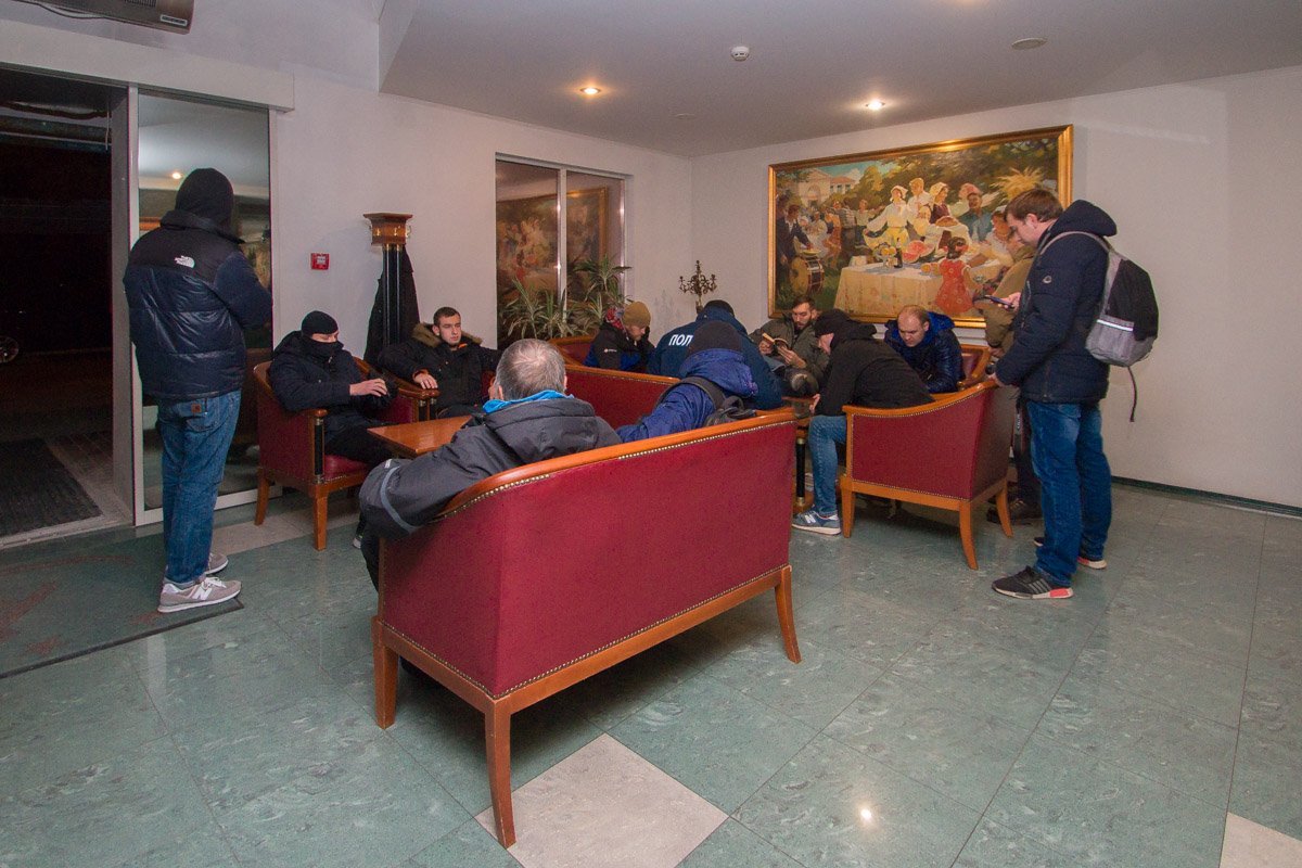 Активисты ведут себя мирно