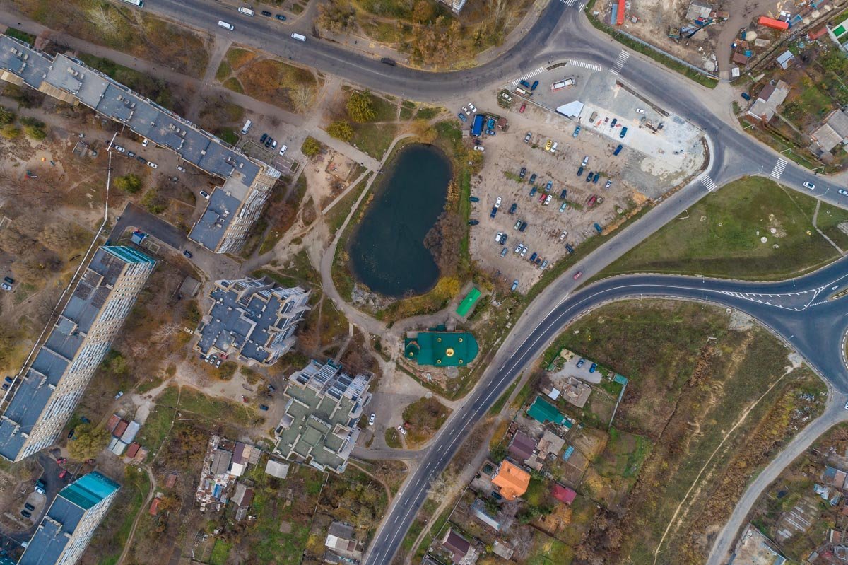 Рядом с церковью находится озеро Рядом с церковью находится озеро