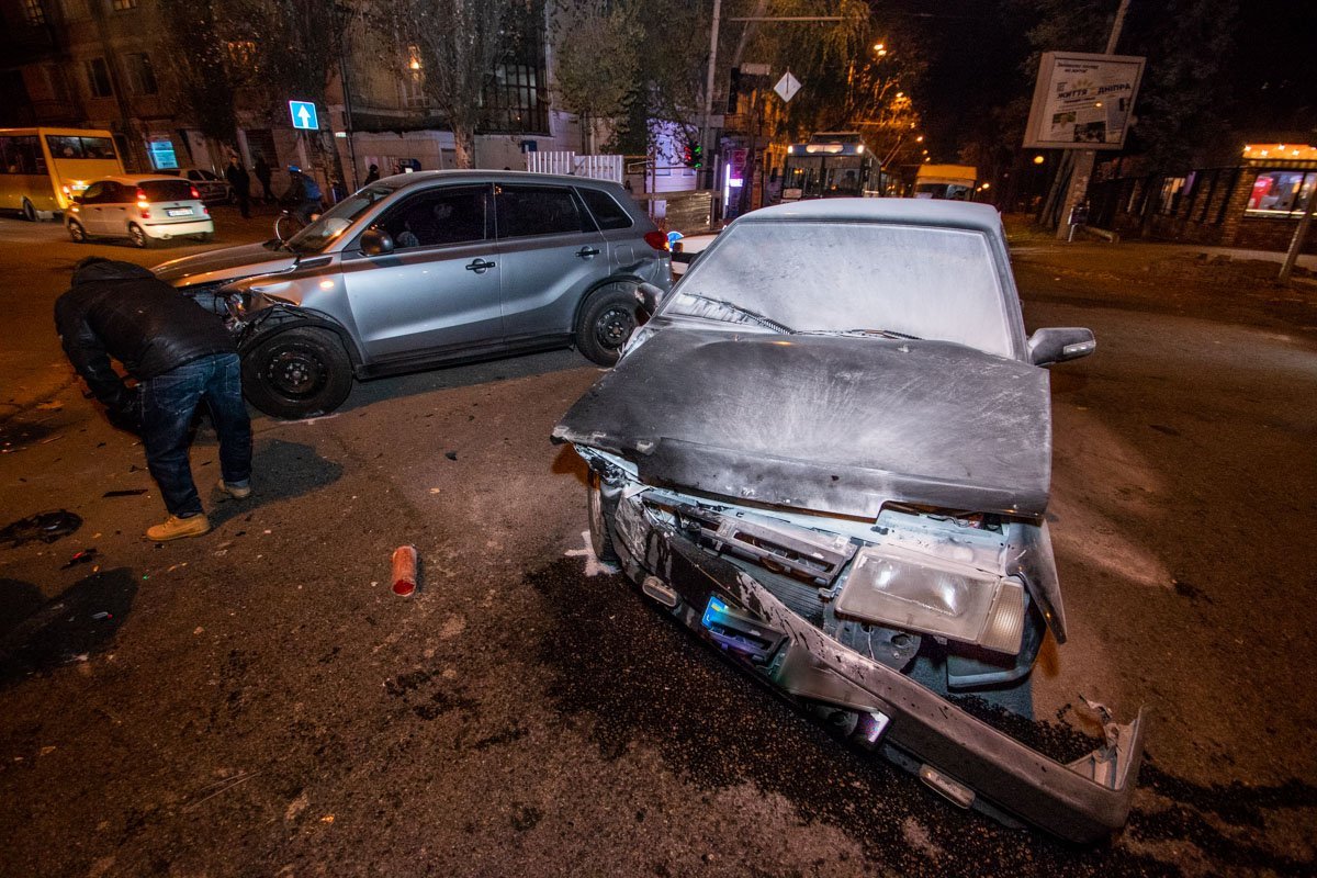 Столкнулись два автомобиля Столкнулись два автомобиля