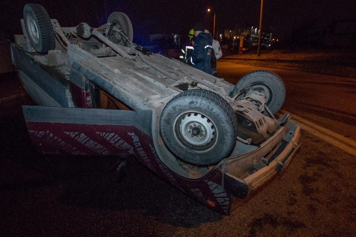 Автомобиль перевернулся Автомобиль перевернулся