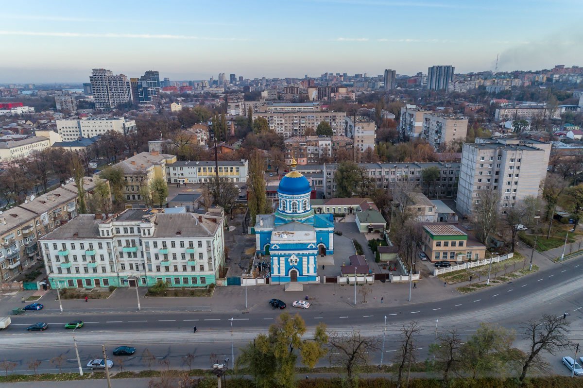 Среди уставших стен красуется она Среди уставших стен красуется она