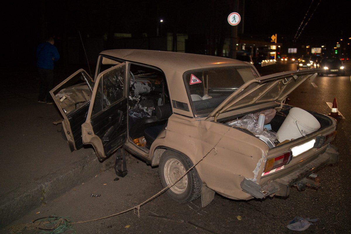 Возле стадиона "Олимпийские резервы" столкнулись ВАЗ и Renault