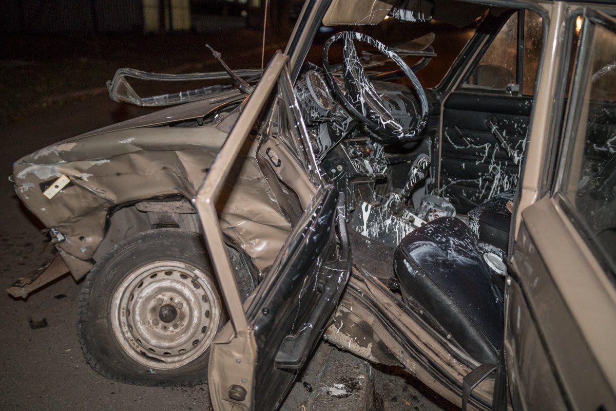 В аварии пострадал водитель "жигуля" и пассажир иномарки