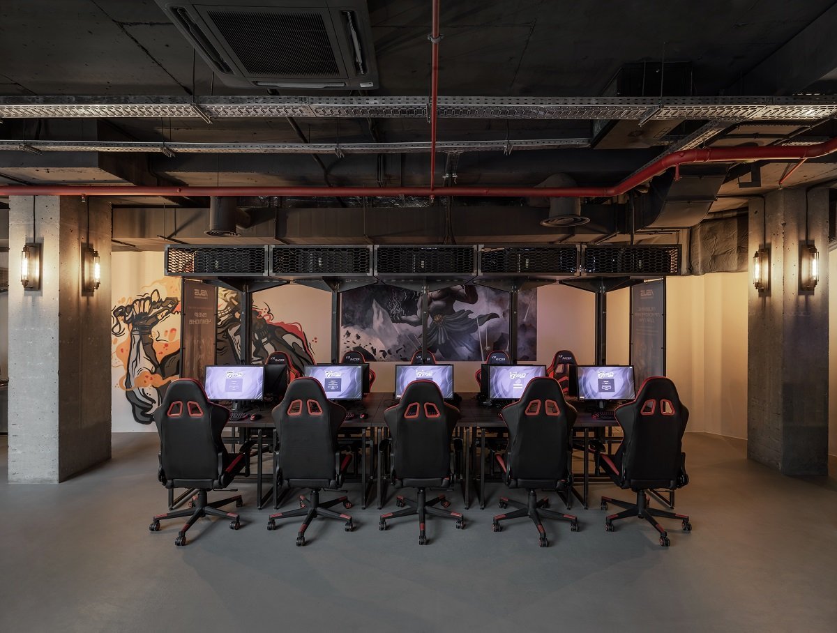 В Днепре Артур Ермолаев открыл лучшую киберспортивную арену в Европе 1