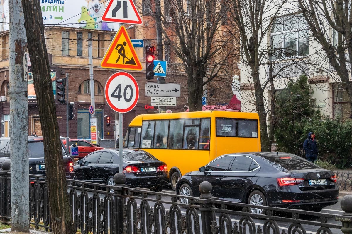 Настало время рисунков на стеклах маршруток