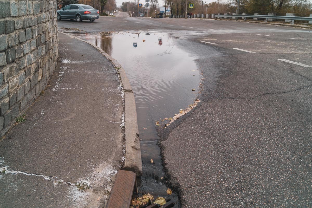 Трубу прорвало около 8:00 Трубу прорвало около 8:00