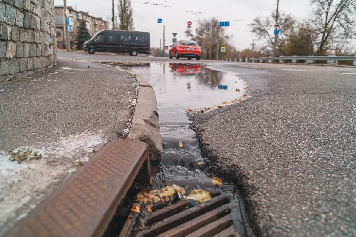 Трубу прорвало возле Монумента Вечной славы Трубу прорвало возле Монумента Вечной славы