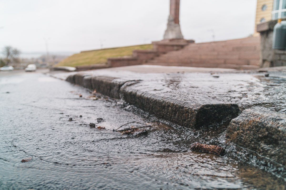 Вода заливает проезжую часть Вода заливает проезжую часть