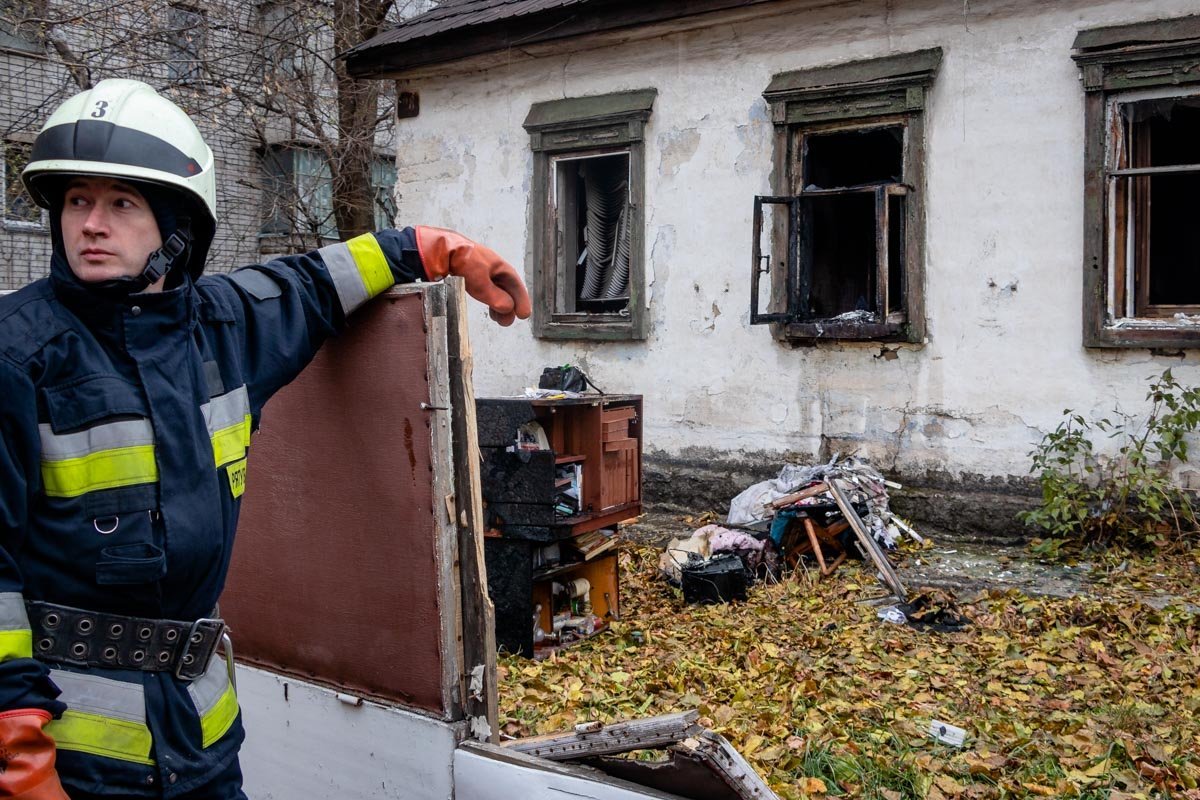 Хозяев не было дома, поэтому спасателям пришлось разбивать стекла, чтобы зайти внутрь