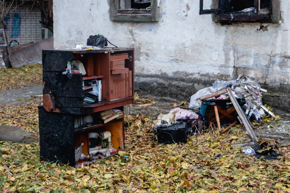 Огонь повредил лишь домашние вещи, клочок обоев и стены