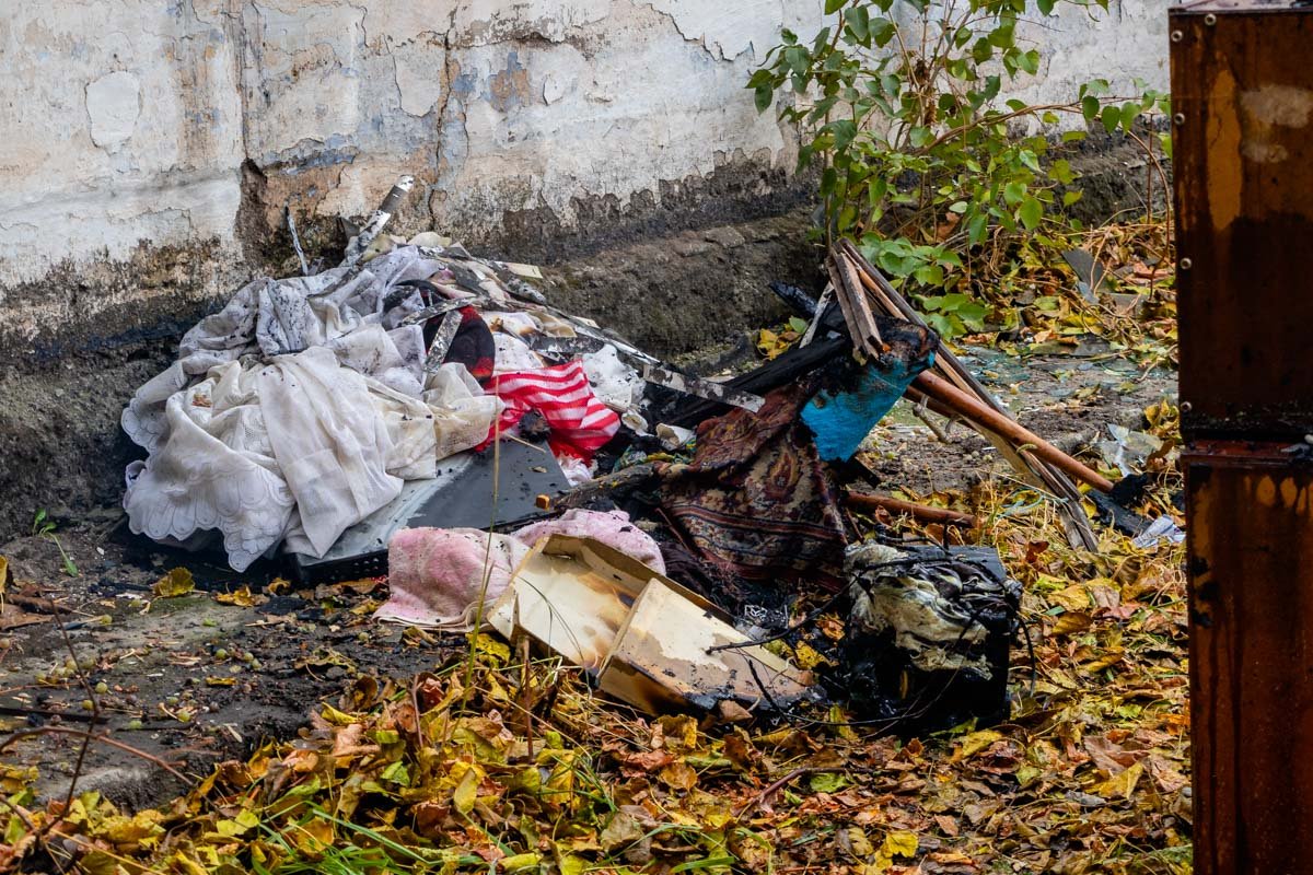 Дым, который валил из окон, увидели местные жители и сразу же вызвали службу спасения