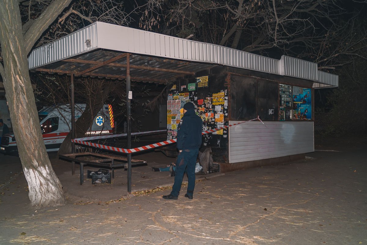 Тело мужчины лежало под лавочкой на остановке общественного транспорта Тело мужчины лежало под лавочкой на остановке общественного транспорта