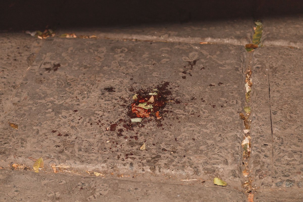 Недалеко от тела умершего видна кровь Недалеко от тела умершего видна кровь