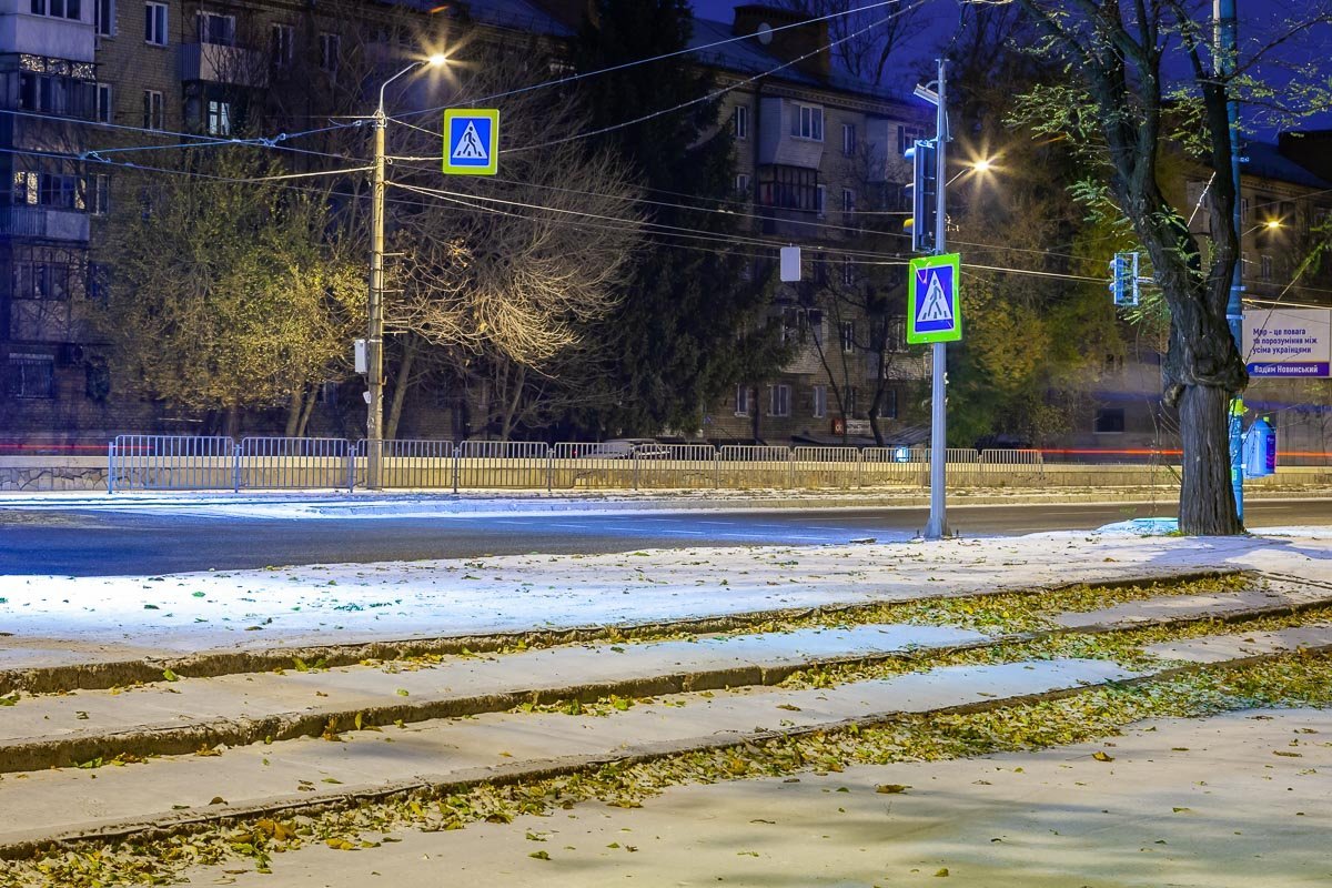 Снег запорошил тротуары и аллеи Снег запорошил тротуары и аллеи