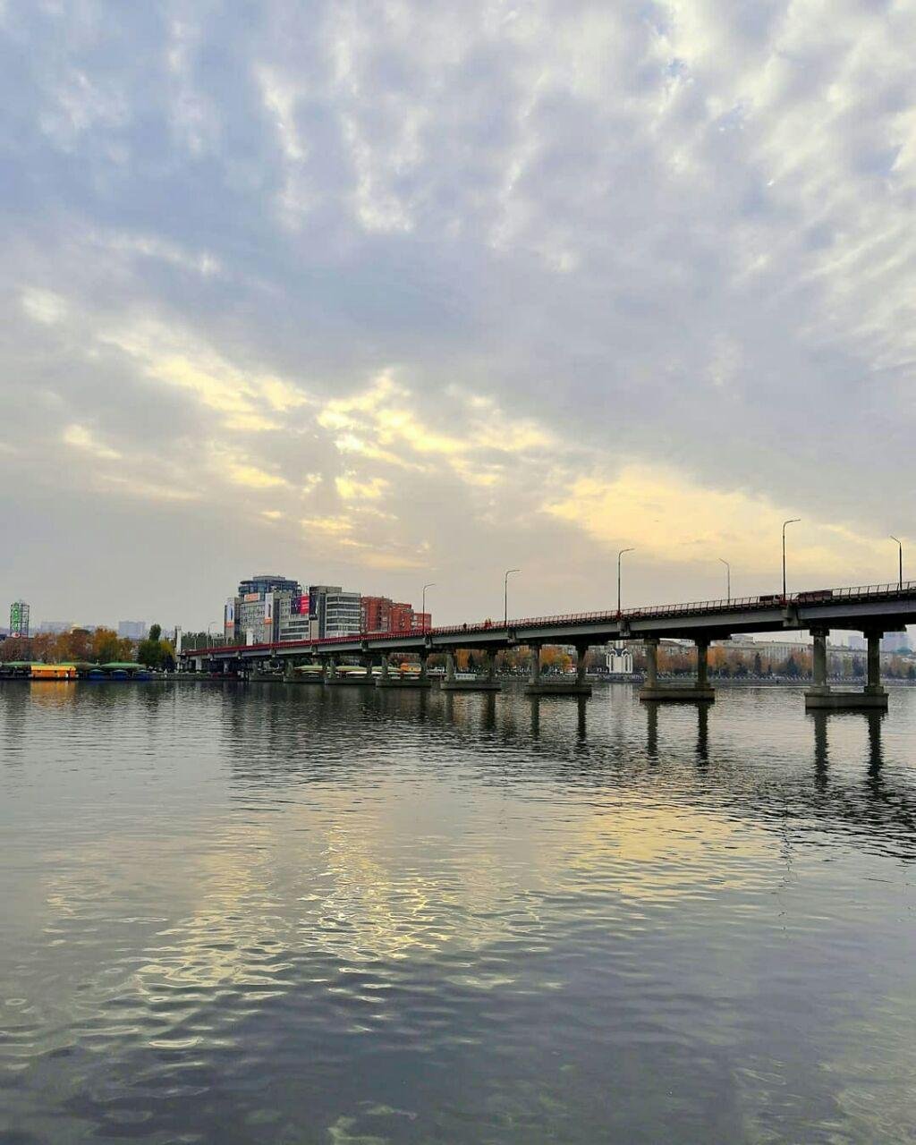 Небо, отраженное в водах Днепра. Фото: art_yashkin_photo