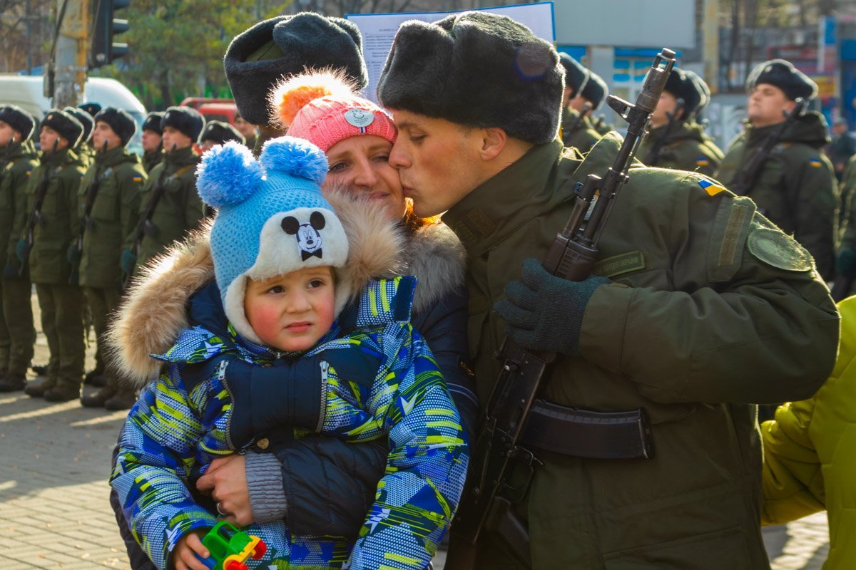 Поддержать молодых военнослужащих пришли родственники и друзья Поддержать молодых военнослужащих пришли родственники и друзья