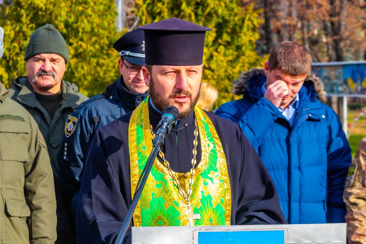 Военный священник прочитал молитву и окропил присутствующих Военный священник прочитал молитву и окропил присутствующих