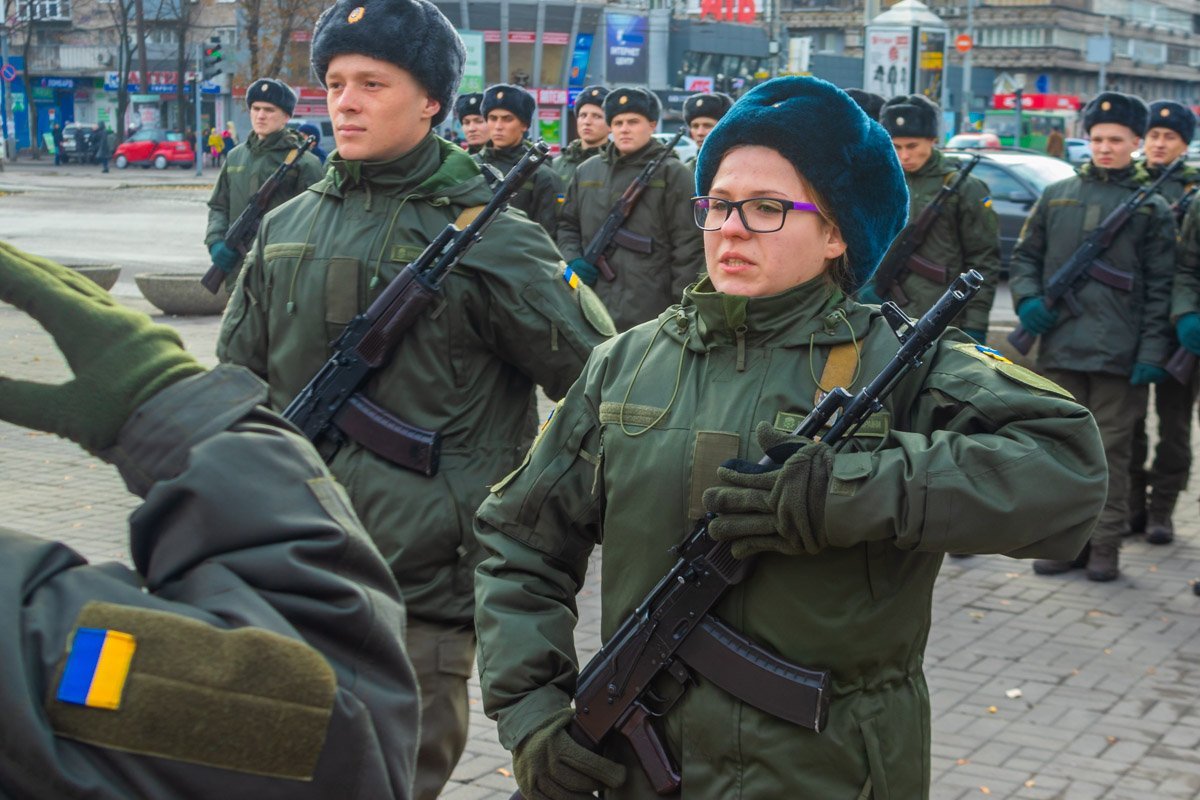 Ряды армии активно пополняют девушки и женщины Ряды армии активно пополняют девушки и женщины