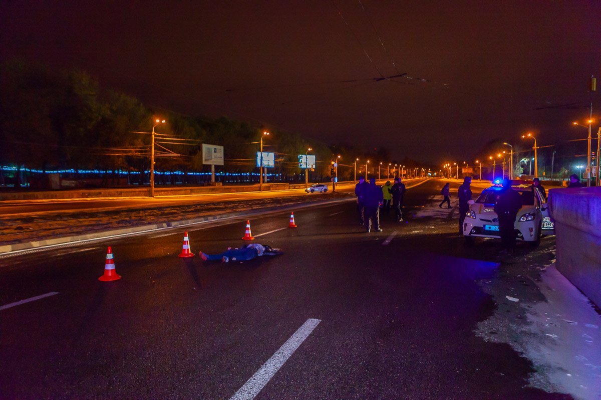 17 ноября автомобиль Opel наехал на мужчину, лежавшего на проезжей части