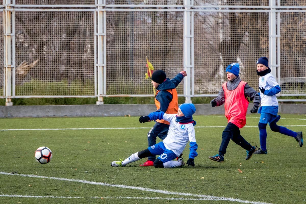 Не знаешь, что делать с мячом, — отдай товарищу