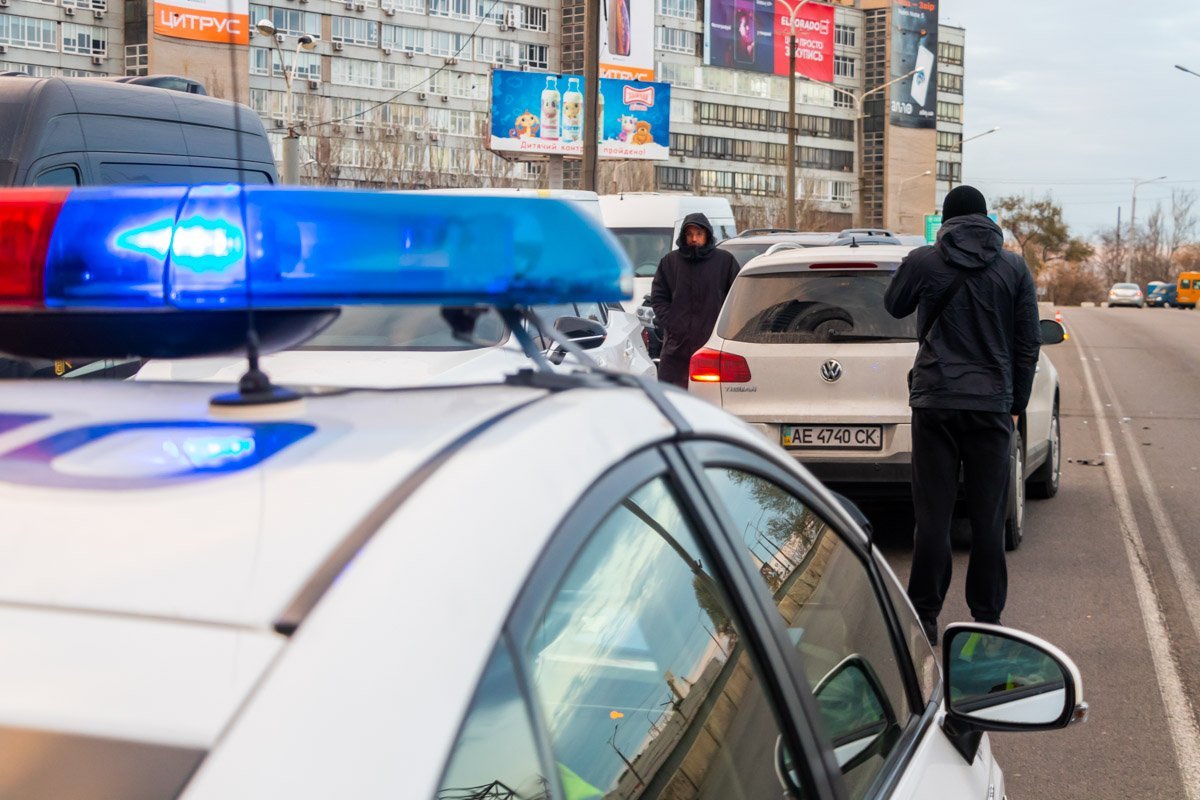 На съезде с Нового моста Volkswagen протаранил Lexus и Toyota Land Cruiser На съезде с Нового моста Volkswagen протаранил Lexus и Toyota Land Cruiser