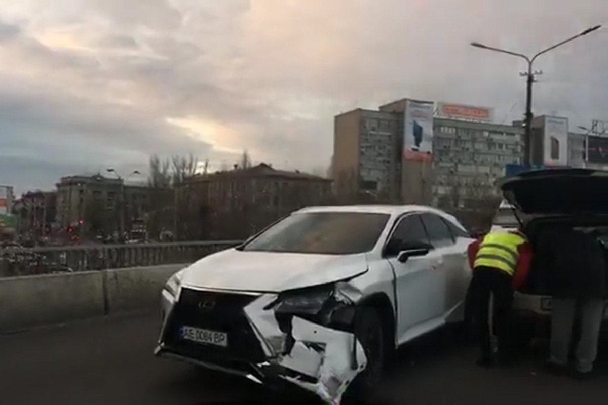 Автомобили Lexus и Toyota Land Cruiser съезжали с Нового моста Автомобили Lexus и Toyota Land Cruiser съезжали с Нового моста