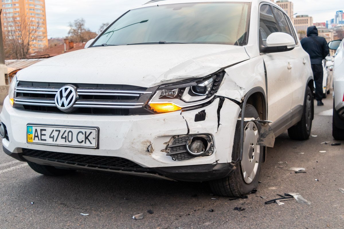 Volkswagen ехал в сторону левого берега Volkswagen ехал в сторону левого берега