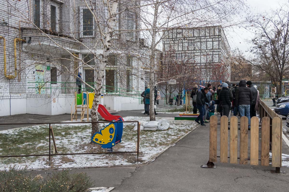 Для того, чтобы малыши не выбегали на дорогу, площадку оградилм забором