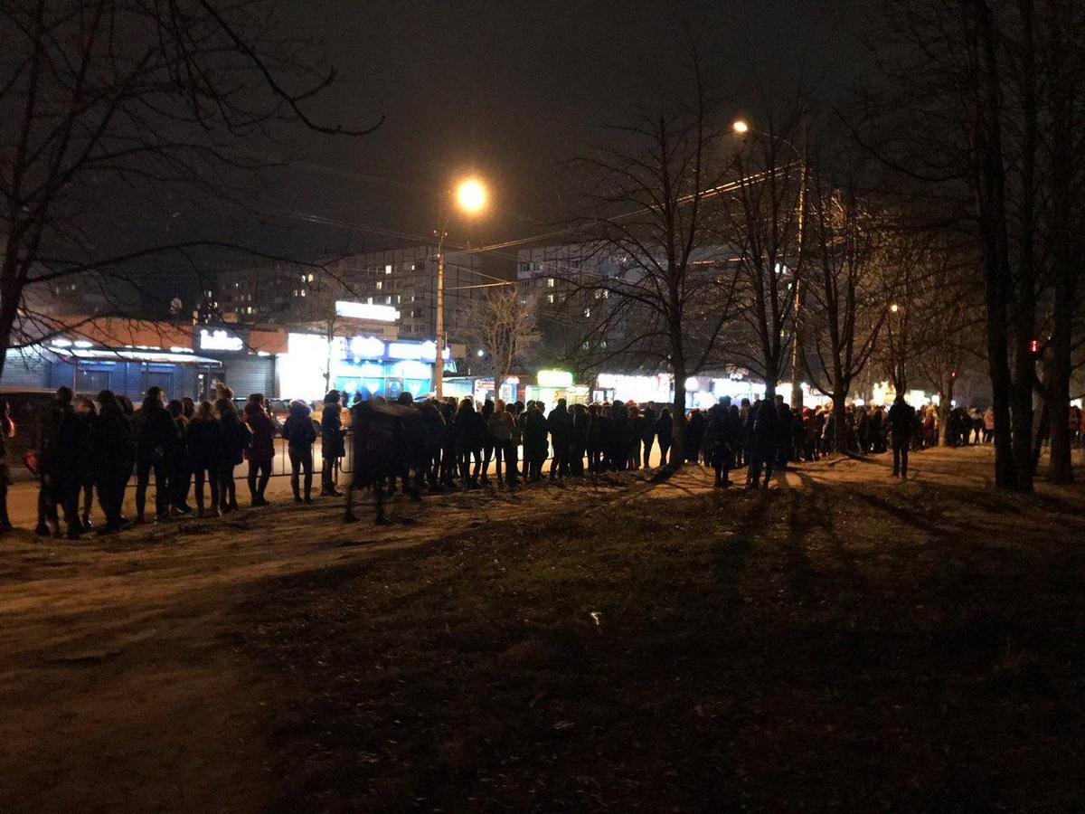 Поклонники группы ожидают концерт уже более часа Поклонники группы ожидают концерт уже более часа