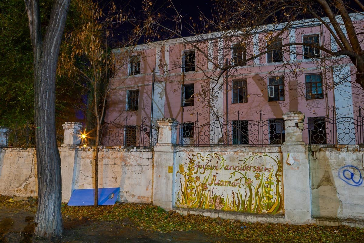 Раньше это разрушенное здание было центром жизни города Раньше это разрушенное здание было центром жизни города