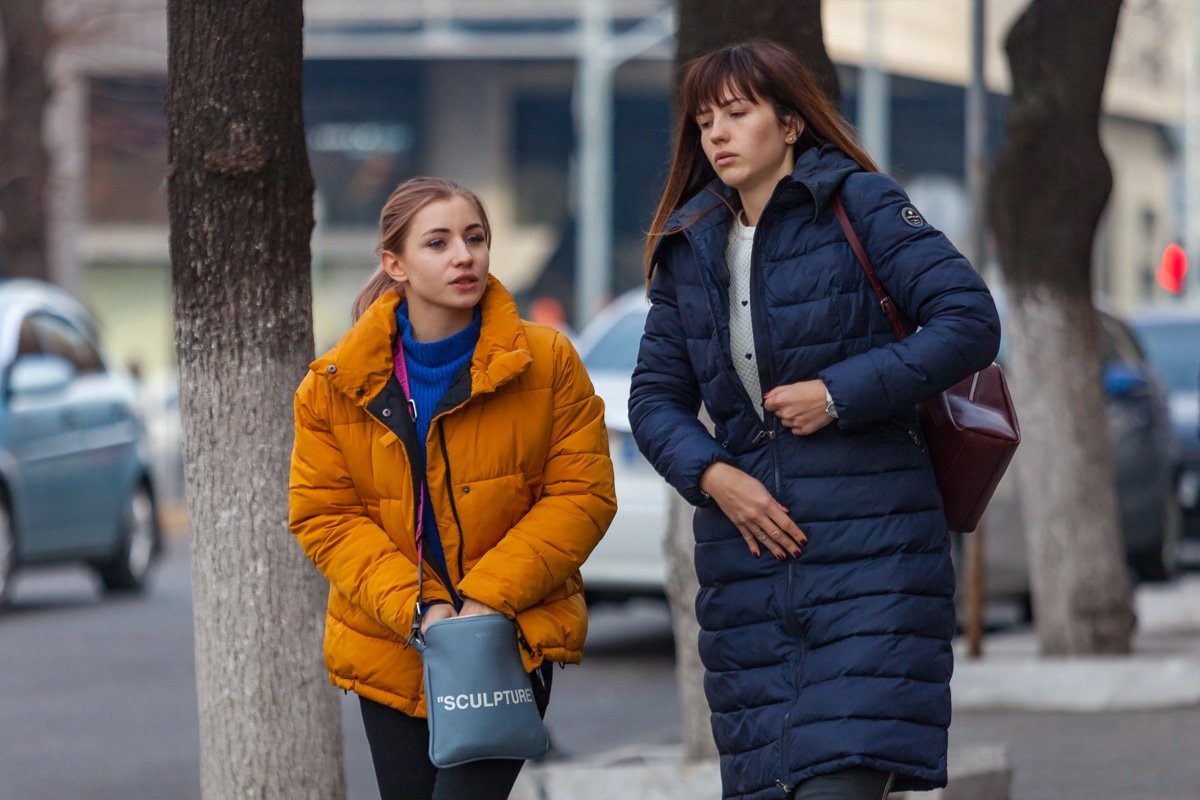 Смотри, если засунуть руки в сумку - почти не холодно