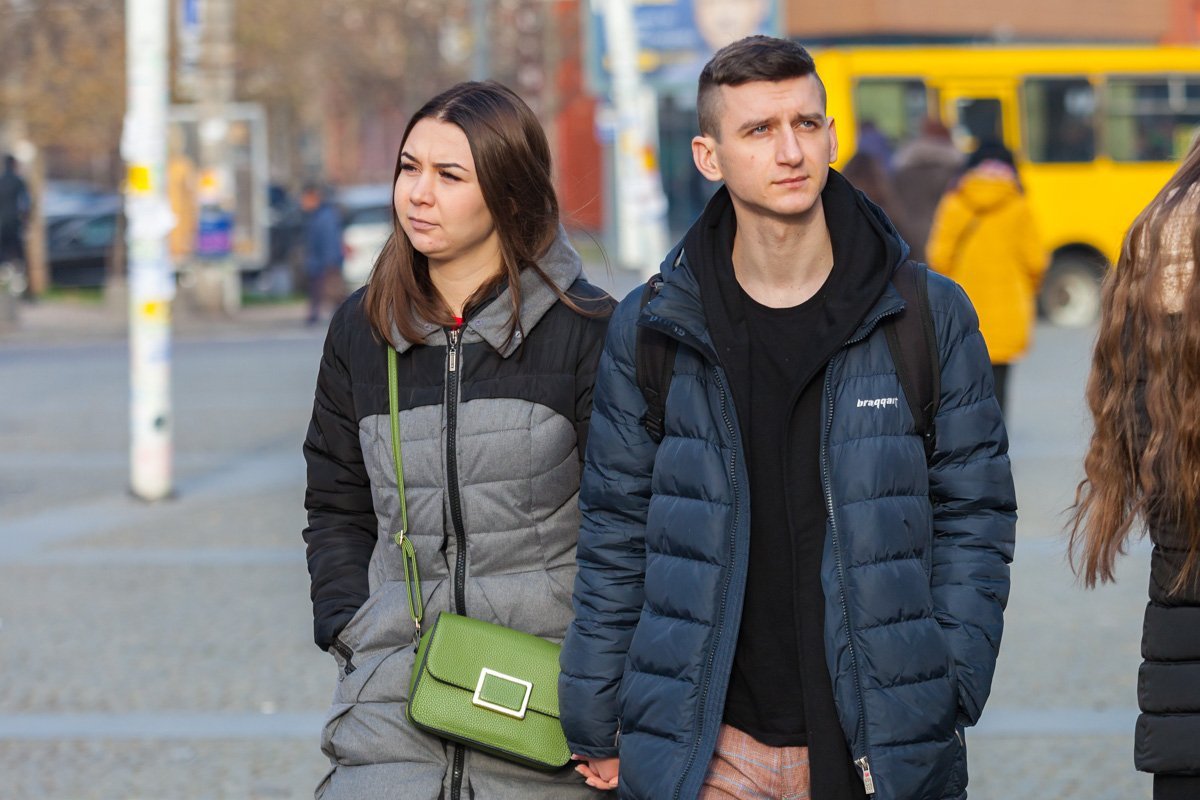 Она: надо сходить куда-то вместе Он: шаурмаааа