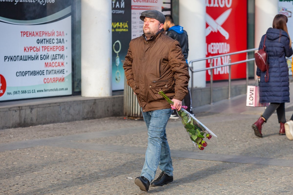 Когда очень хочется сунуть руку в карман, но ты не можешь