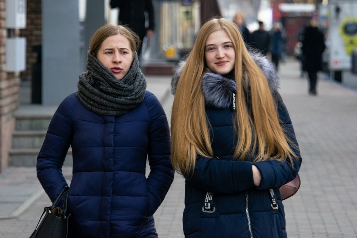 Когда внимательно слушаешь подругу, но не упускаешь шанс попозировать