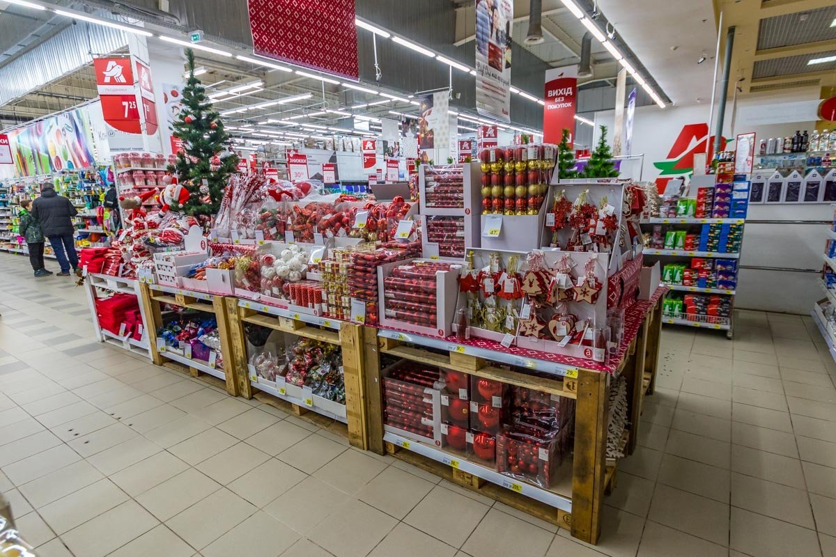 Стенды ломятся от новогодних штучек